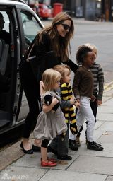 组图：朱莉和斯蒂芬妮星妈聚会 明星宝宝扎堆