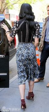 组图：凯蒂-佩里深V碎花裙现身 似花蝴蝶展风情