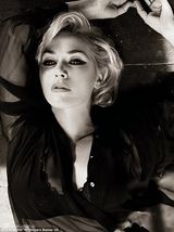 组图：温斯莱特写真登杂志封面 高贵演绎蕾丝风情