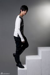 组图：赵文浩拍型男写真 走阶梯寓意步步高升