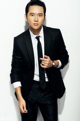 组图：黄明写真演绎另类狂野商务型男