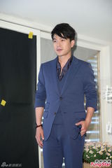 组图：李威拍戏变文青 谢欣颖斜坡跳舞靠想像