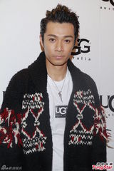 组图：周柏豪大毛衣温暖亮相 将挑战演裸露丑男