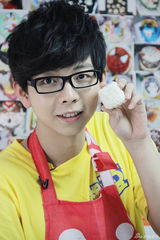 高清图组：胡夏做月饼迎中秋 得意展示个人成品