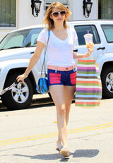 组图：艾玛-罗伯茨着T恤热裤尽显青春靓丽