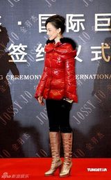 高清图：舒淇做代言红装耀眼 现场混乱花容失色