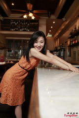 组图：万绮雯橙色连衣裙亮相 笑容甜美气质妩媚