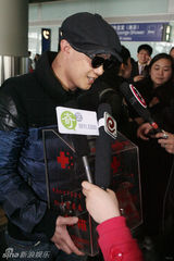 幻灯：陈奕迅29日北京开唱 抱慈善箱抵京彩排