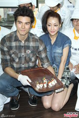 组图：凤小岳对厨艺超臭屁 宣传新戏DIY巧克力