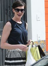 组图：海瑟薇淑女装扮出街 见狗仔瞬间变脸怒指