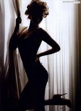 幻灯图集：《蝙蝠侠》导演新片女主角性感写真