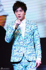 组图：薛之谦发新专《意外》 赚钱做喜欢的音乐