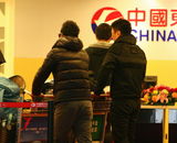 高清组图：黄晓明离京心情好 爽快收礼显随和