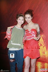 组图：文咏珊红裙惹眼 望与黎明继续合作