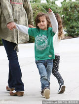 组图：洛佩兹龙凤胎爱女娇羞 小公子调皮扮鬼脸