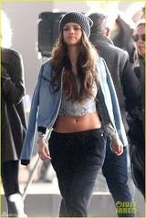 组图：赛琳娜休闲装出街 短上衣露粗壮腰身