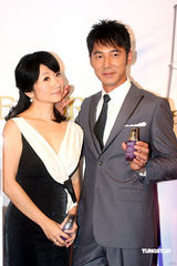 幻灯：陶晶莹与老公首度亲密代言 不忘为小S叫屈