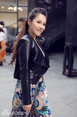 组图：邓紫衣街拍秀今秋流行款 惬意享受人生