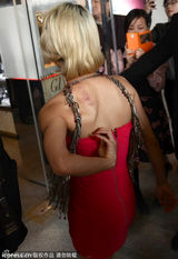 组图：蔡依林背部现血痕 当众抓背尽显虎背熊腰