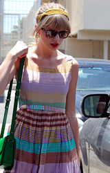 组图：泰勒-斯威夫特彩虹裙出街 红唇美肌玩转撞色