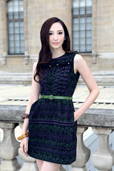 组图：吴佩慈蓬蓬裙秀美腿 低调华丽展少女风情