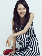 组图：袁泉写真笑容暖人 长发微卷女人味足