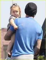 组图：贝克汉姆破洞t恤不修边幅 小七碎花洋装可爱