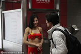 组图：女主播化身义工真空露半球 地铁疏导旅客