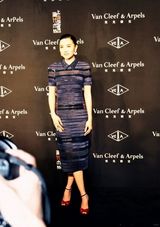 组图：小宋佳透视装亮相携手巩俐传递爱