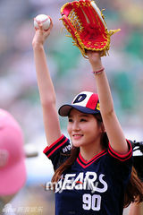 组图：Davichi成员姜敏京担任棒球比赛开球嘉宾