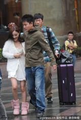 组图：李小璐穿短裙获贴心照顾 甜蜜依偎贾乃亮