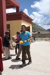 组图：于小伟只身前往玉树送爱心 变成“孩子王”