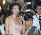 组图：林志玲深V秀乳沟 被高层摸手狂捞金