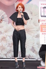 组图：杨丞琳红发抢镜 大秀小蛮腰粉丝饱眼福