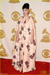 组图：水果姐长袍加身扮公主 花朵满身似床单