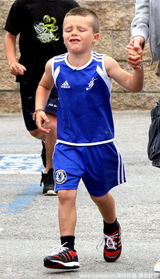 幻灯图：小贝率儿子军团打球 克鲁兹穿切尔西球衣