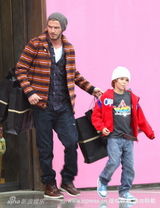 幻灯图：贝克汉姆带儿子购物 大包小包满载而归