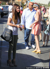 组图：小天后斯威夫特与戈麦斯相约出街