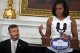 组图：奥巴马白宫宴请众球星 贝克汉姆赠送球衣