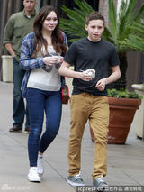 组图：小贝长子情窦初开 与疑似女友牵手