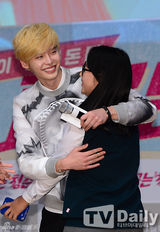 组图：李钟硕宣传《热血青春》展笑颜抱女影迷