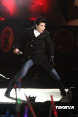 组图：五月天张惠妹等接力开唱 领众人跨越2011年