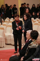 组图：方逸华跪拜邵逸夫 刘德华张学友致祭