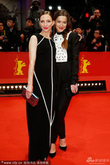 组图：汉娜与卡特琳娜双姝黑白风中性VS妩媚