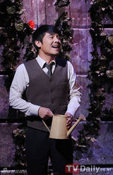 组图：李钟赫任昌丁演歌舞剧《穿透墙壁的男人》