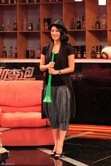 幻灯图：章子怡做客《黄加李泡》 赤脚上阵秀球技