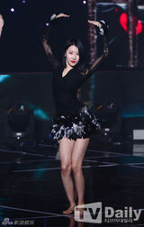 组图：东方神起《THESHOW》与女dancer性感热舞