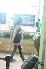 幻灯图：张静初机场遭偷拍 潮人装扮显时尚