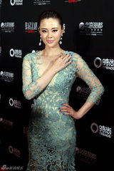 组图：关悦镂空长裙华贵亮相晚宴