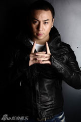 组图：释小龙潮范儿写真曝光 展现微熟魅力